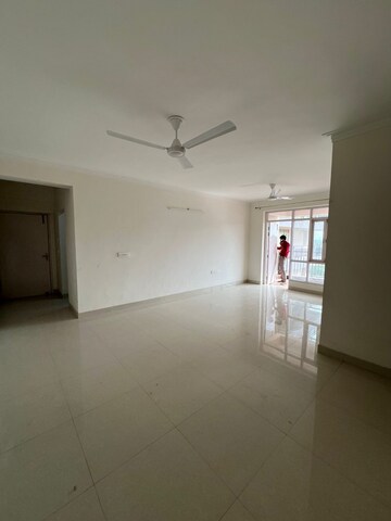 Room in 3 BHK Apartment at Pareena Express Heights, Sector 99 – for Rent