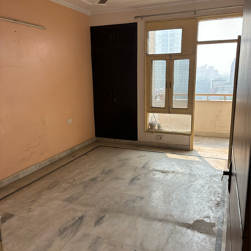 Room in 3 BHK Apartment at Royal Towers Noida, Sector 60 – for Sale