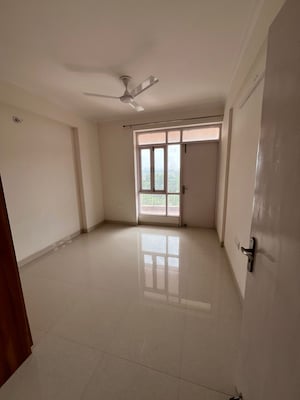 Room in 3 BHK Apartment at Pareena Express Heights, Sector 99 – for Rent