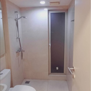 Bathroom in 1.5 BHK Apartment at Hiranandani Lavinia, Hiranandani Estate – for Rent