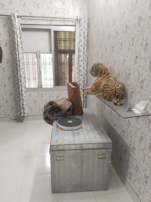 Living Room in 1.5 BHK Apartment at Nehru Enclave – for Rent