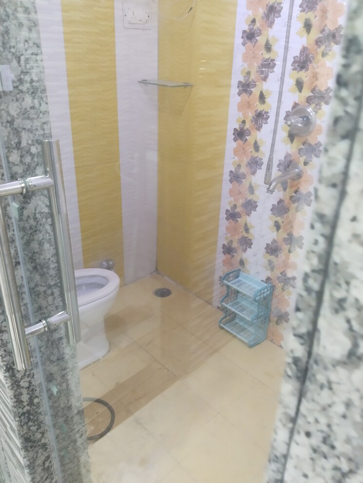 Bathroom, nehru enclave 1.5 Bedroom 700 Sq.Ft. Apartment In Nehru Enclave Lucknow 9386146