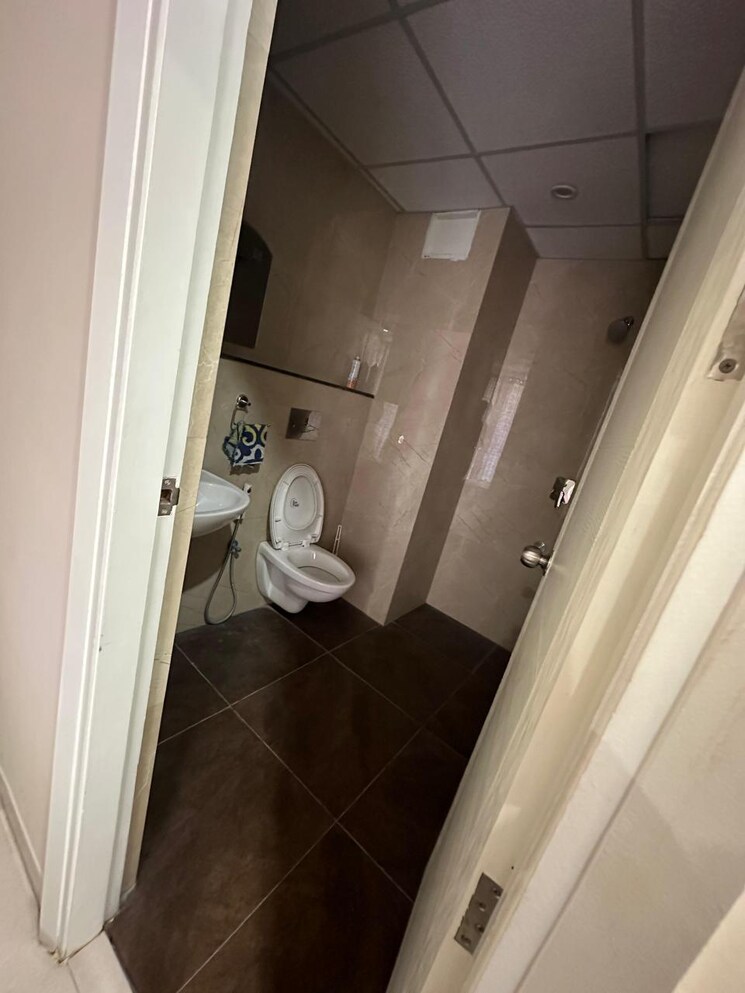 Bathroom, skylar-homes 3 Bedroom 2020 Sq.Ft. Apartment In Patiala Road Zirakpur 9386207