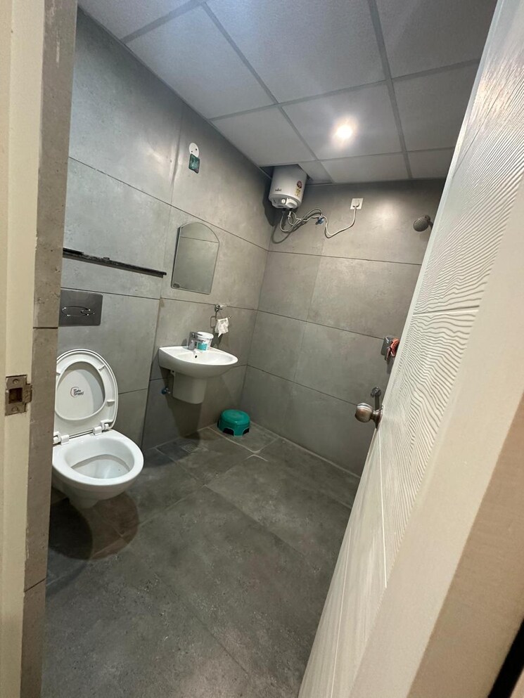 Bathroom, skylar-homes 3 Bedroom 2020 Sq.Ft. Apartment In Patiala Road Zirakpur 9386207