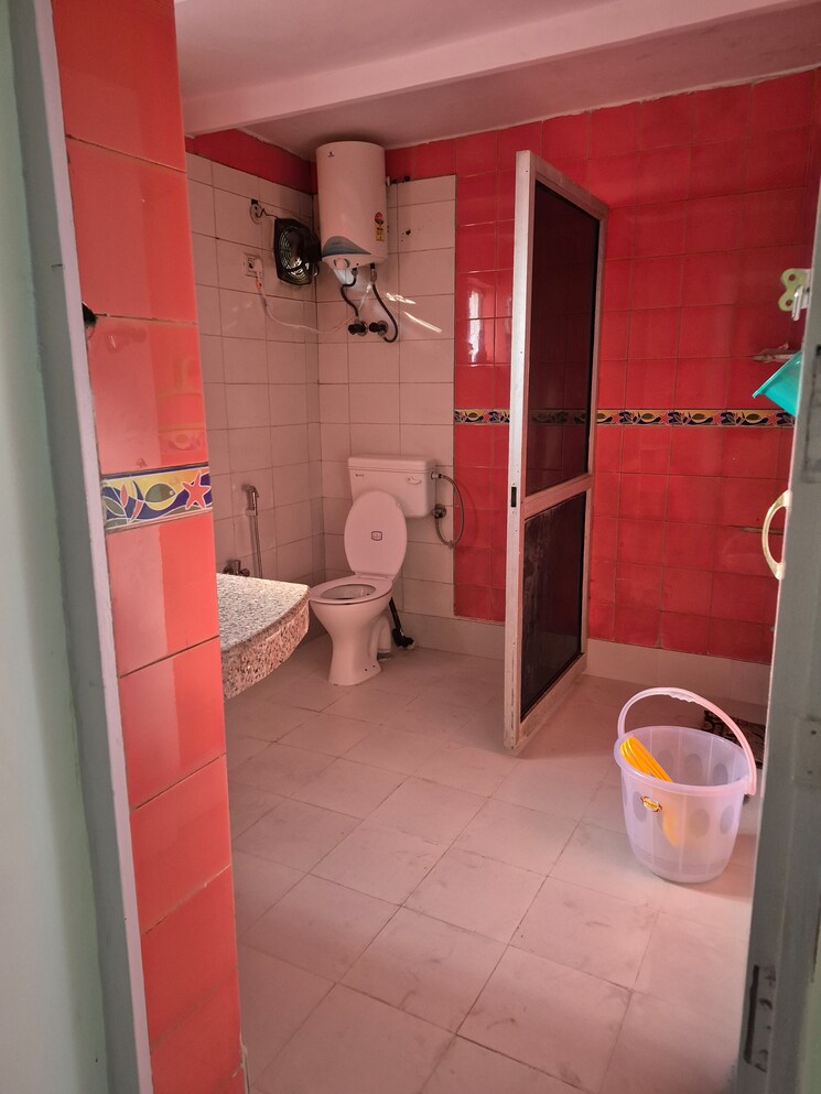 Attached Bathroom, mayur vihar 2.5 Bedroom 1050 Sq.Ft. Apartment In Mayur Vihar Delhi 9386239