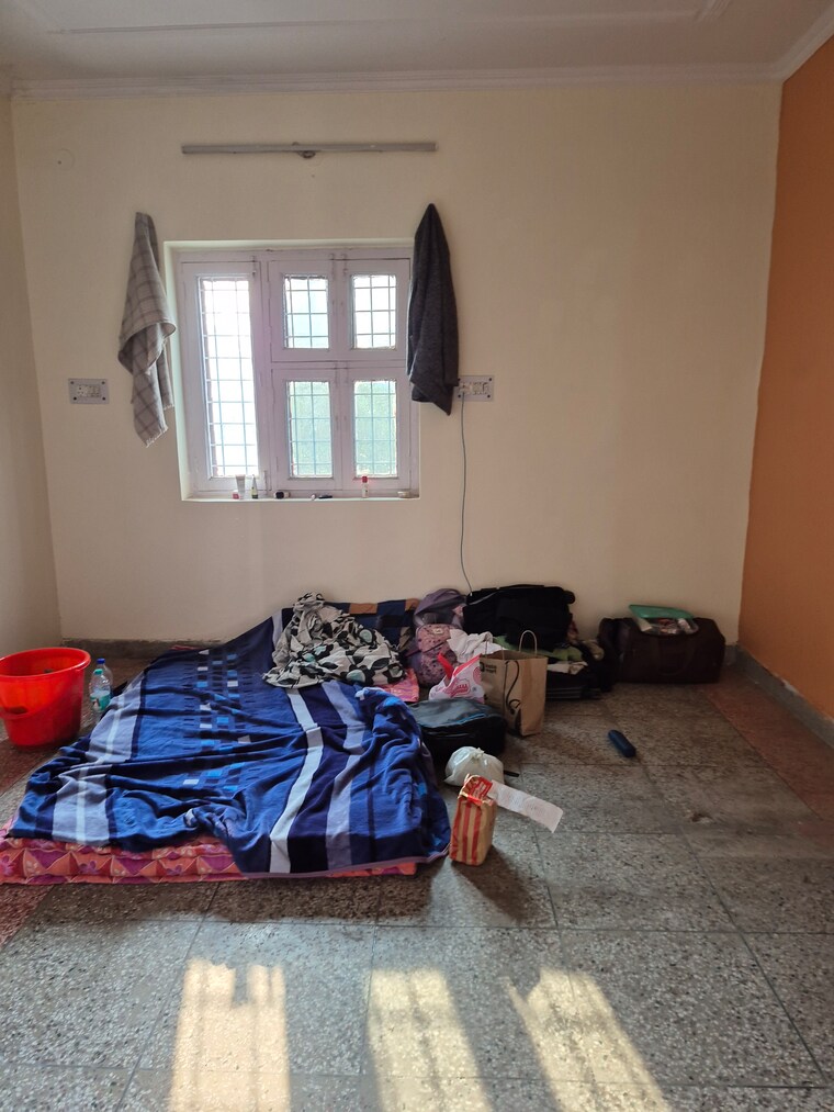 Room, mayur vihar 2.5 Bedroom 1050 Sq.Ft. Apartment In Mayur Vihar Delhi 9386239