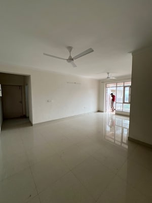 Room in 3 BHK Apartment at Pareena Express Heights, Sector 99 – for Rent