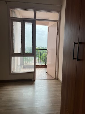 Room in 3 BHK Apartment at Pareena Express Heights, Sector 99 – for Rent