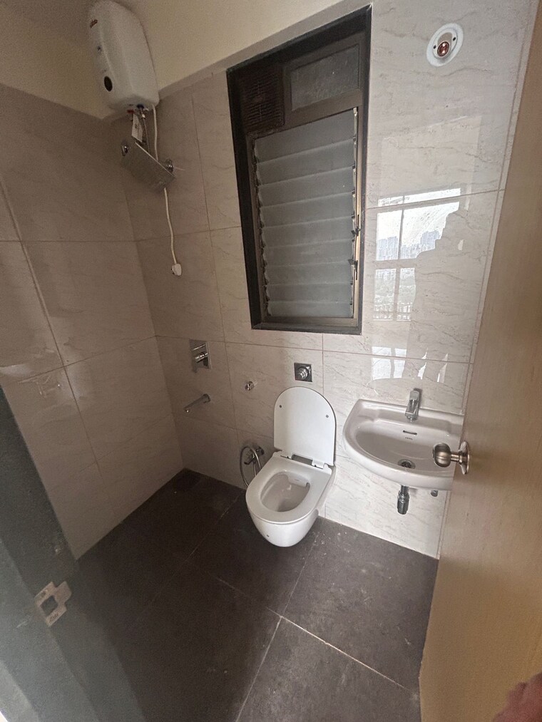 Bathroom, chandak-34-park-estate 3 Bedroom 820 Sq.Ft. Apartment In Goregaon West Mumbai 9386404
