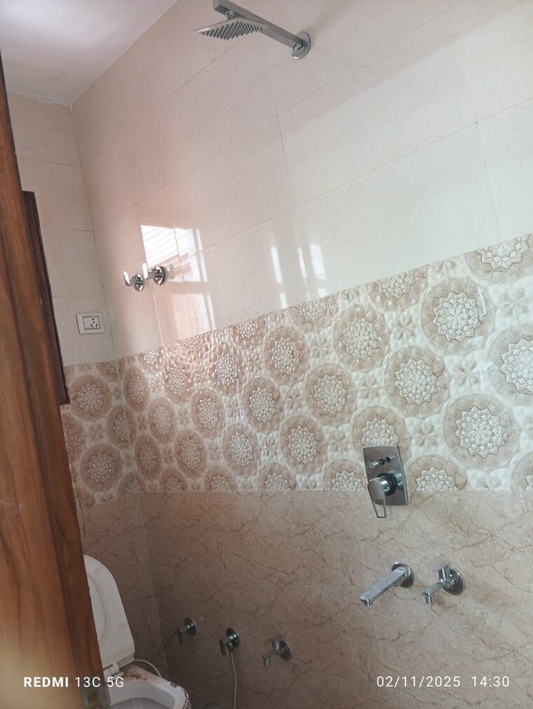 Bathroom, rohini sector 25 1 Bedroom 500 Sq.Ft. Builder Floor In Rohini Sector 25 Delhi 9386514