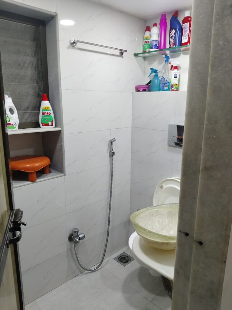 Bathroom, jyoti-complex 1 Bedroom 400 Sq.Ft. Apartment In Goregaon East Mumbai 9386527