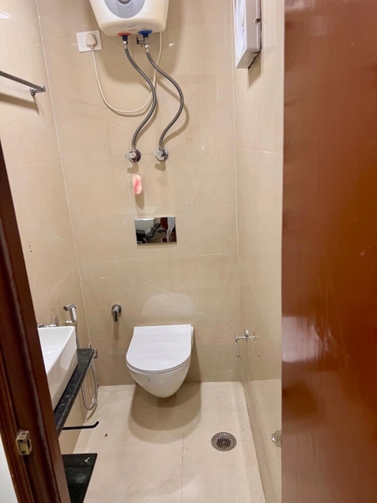 Bathroom, dda-rosewood-apartments 4 Bedroom 2000 Sq.Ft. Apartment In Vasant Kunj Delhi 9386618