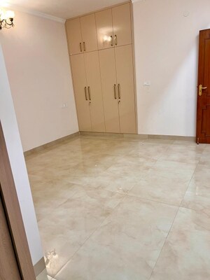Room in 4 BHK Apartment at DDA Rosewood Apartments, Vasant Kunj – for Rent