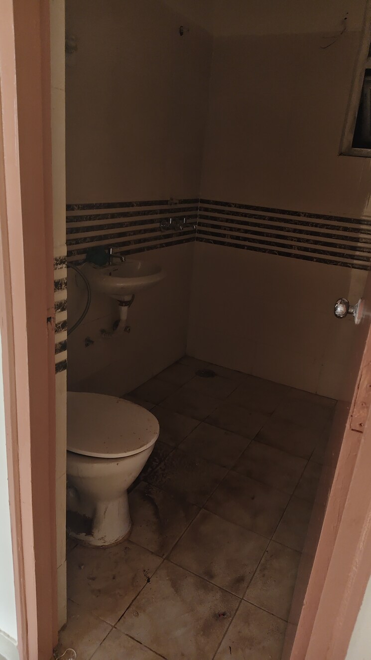 Bathroom, shree-vardhman-green-court 2 Bedroom 690 Sq.Ft. Apartment In Sector 90 Gurgaon 9386670