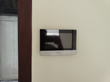 Room in 3 BHK Apartment at Signature Global Prime, Sector 63a – for Rent