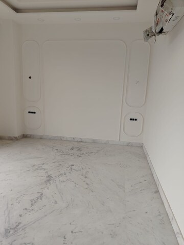 Room in 3 BHK Apartment at Signature Global Prime, Sector 63a – for Rent