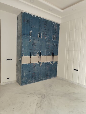 Room in 3 BHK Apartment at Signature Global Prime, Sector 63a – for Rent