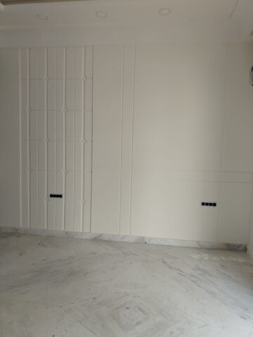 Room in 3 BHK Apartment at Signature Global Prime, Sector 63a – for Rent