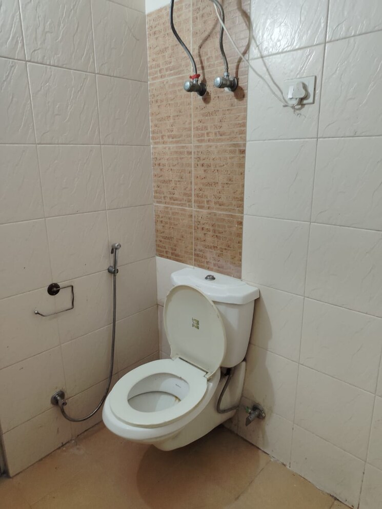 Bathroom, hong-kong-bazaar 2 Bedroom 2200 Sq.Ft. Builder Floor In Sector 57 Gurgaon 9386730
