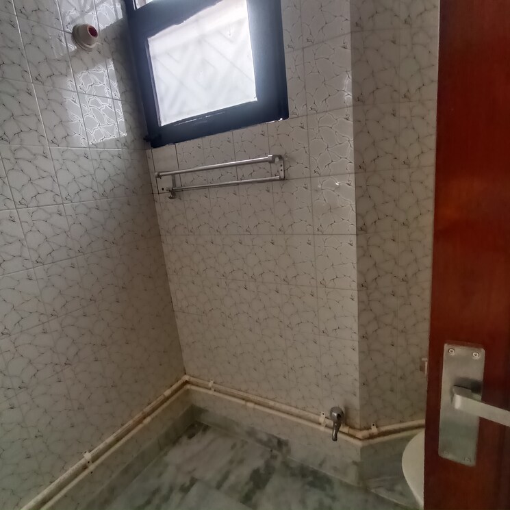 Bathroom, kalkaji 3 Bedroom 1900 Sq.Ft. Builder Floor In Kalkaji Delhi 9386926