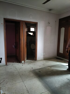 Room in 2 BHK Apartment at Abhiyanta Apartment, Vasundhara Enclave – for Rent