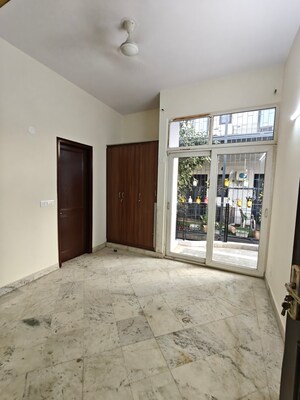 Room in 3 BHK Builder Floor at Gupta Awas, Sector 43 – for Rent