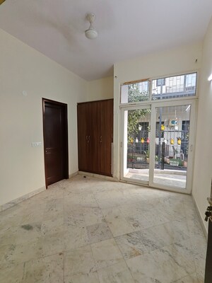 Room in 3 BHK Builder Floor at Gupta Awas, Sector 43 – for Rent