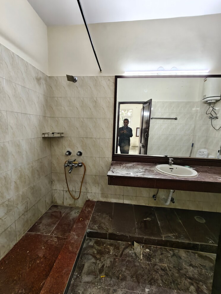 Kitchen, dlf-city-gurgaon 3 Bedroom 215 Sq.Yd. Builder Floor In Sector 27 Gurgaon 9386965