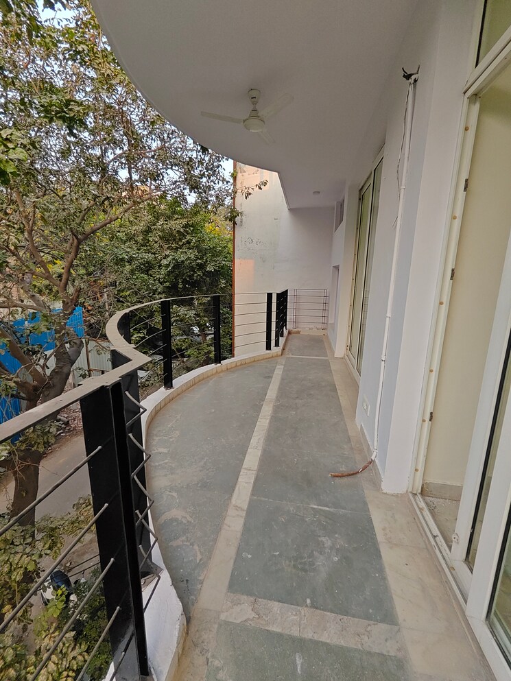 Balcony, dlf-city-gurgaon 3 Bedroom 215 Sq.Yd. Builder Floor In Sector 27 Gurgaon 9386965