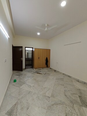 Room in 3 BHK Builder Floor at DLF City Gurgaon, Sector 27 – for Rent