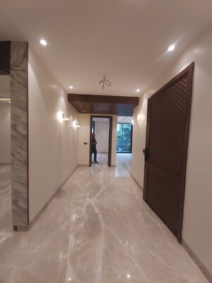 Building Lobby in 4 BHK Builder Floor at DLF Royale Residences, Dlf Phase I – for Rent