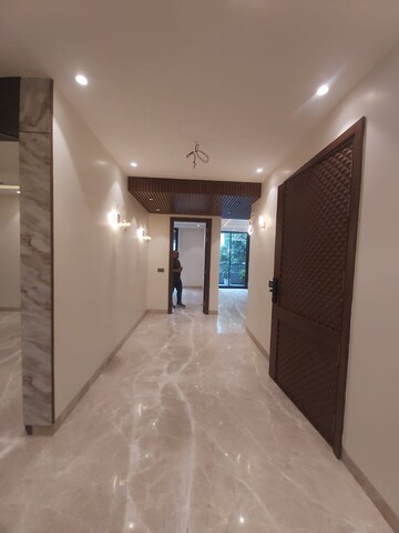 Building Lobby in 4 BHK Builder Floor at DLF Royale Residences, Dlf Phase I – for Rent