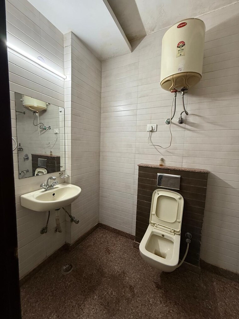 Bathroom, kalkaji 2 Bedroom 100 Sq.Yd. Builder Floor In Kalkaji Delhi 9386993