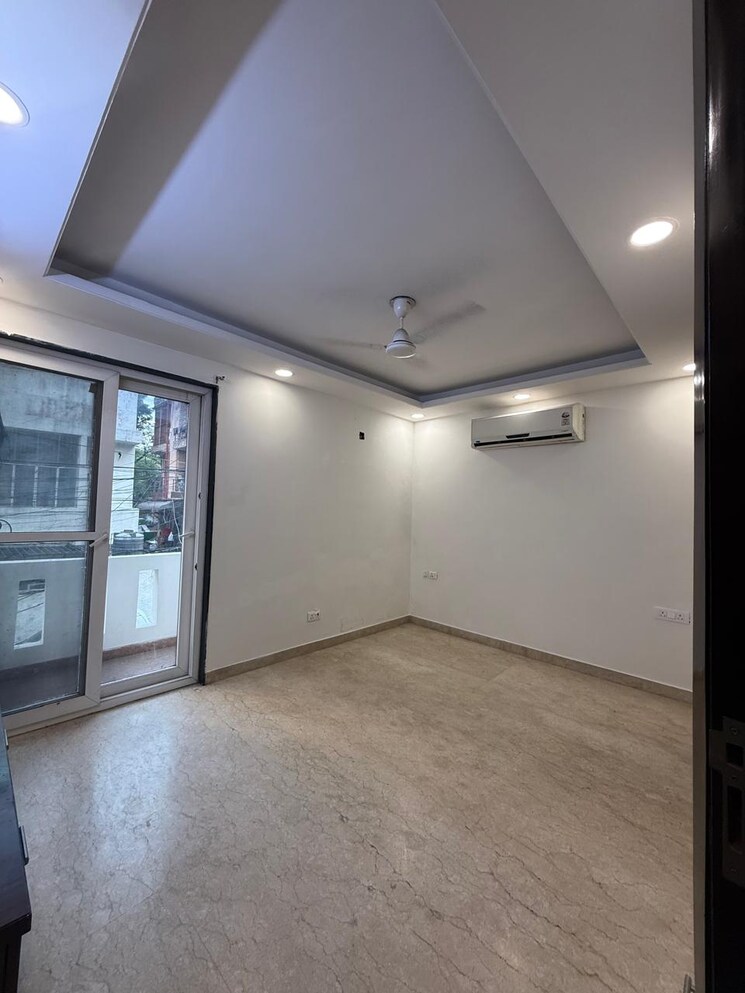 Room, kalkaji 2 Bedroom 100 Sq.Yd. Builder Floor In Kalkaji Delhi 9386994