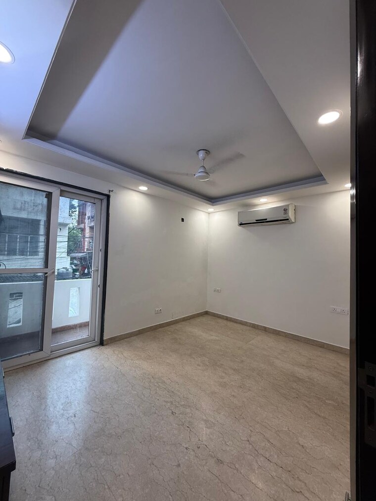 Room, kalkaji 2 Bedroom 100 Sq.Yd. Builder Floor In Kalkaji Delhi 9386994