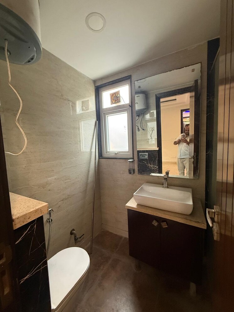 Bathroom, kalkaji 2 Bedroom 100 Sq.Yd. Builder Floor In Kalkaji Delhi 9386994