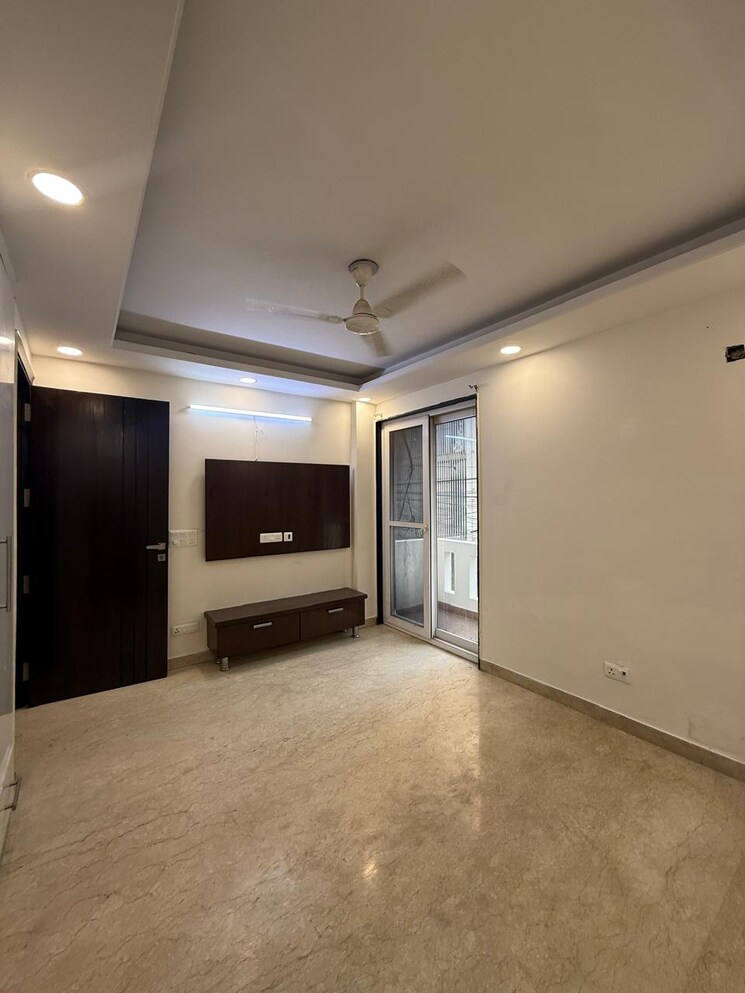 Room, kalkaji 2 Bedroom 100 Sq.Yd. Builder Floor In Kalkaji Delhi 9386994