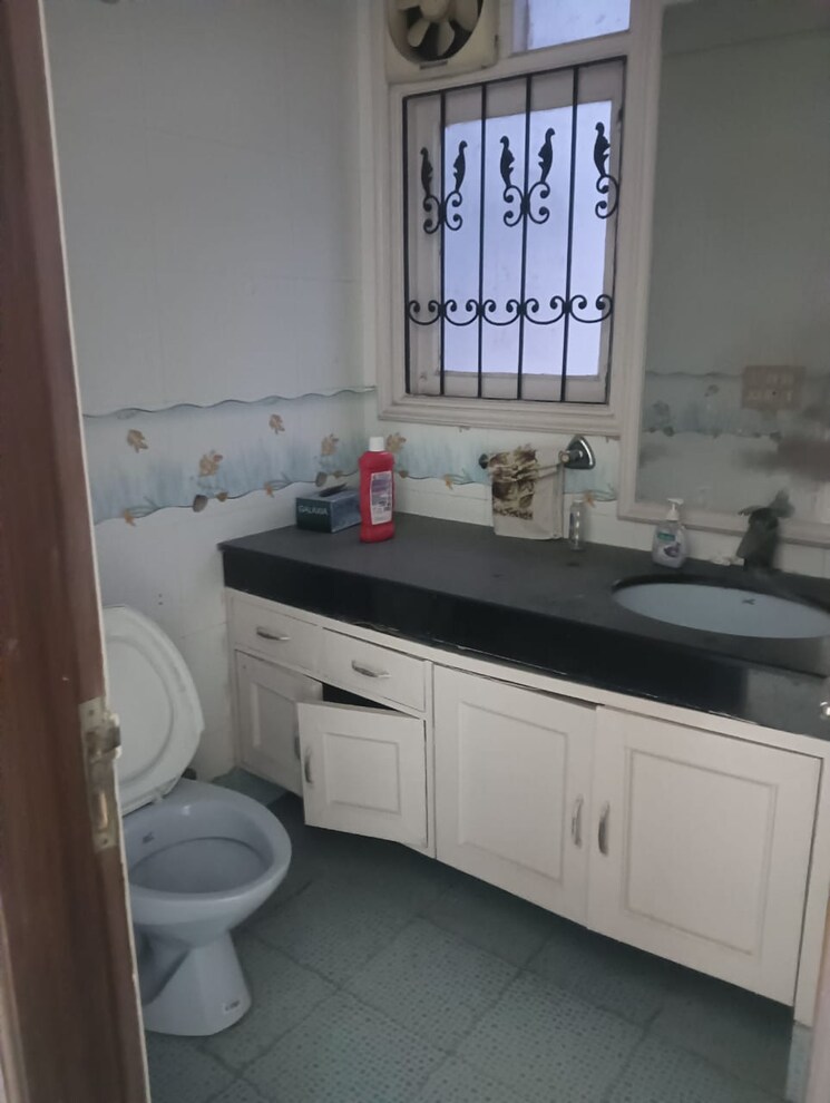 Bathroom, chittaranjan park 3 Bedroom 2600 Sq.Ft. Builder Floor In Chittaranjan Park Delhi 9387057