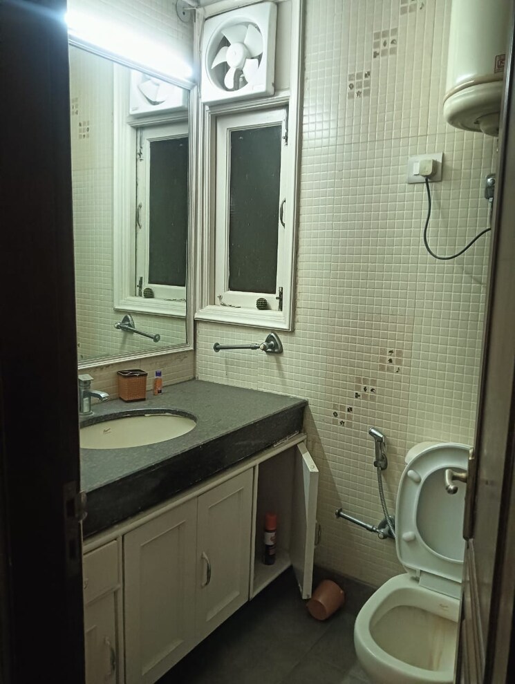 Bathroom, chittaranjan park 3 Bedroom 2600 Sq.Ft. Builder Floor In Chittaranjan Park Delhi 9387057