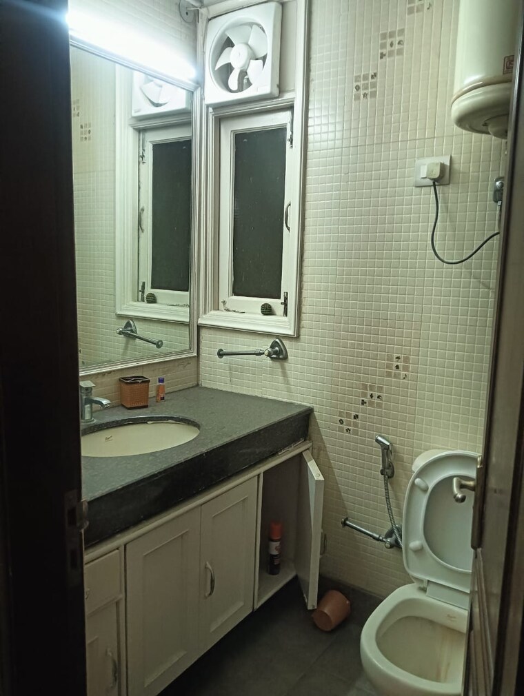 Bathroom, chittaranjan park 3 Bedroom 2600 Sq.Ft. Builder Floor In Chittaranjan Park Delhi 9387057