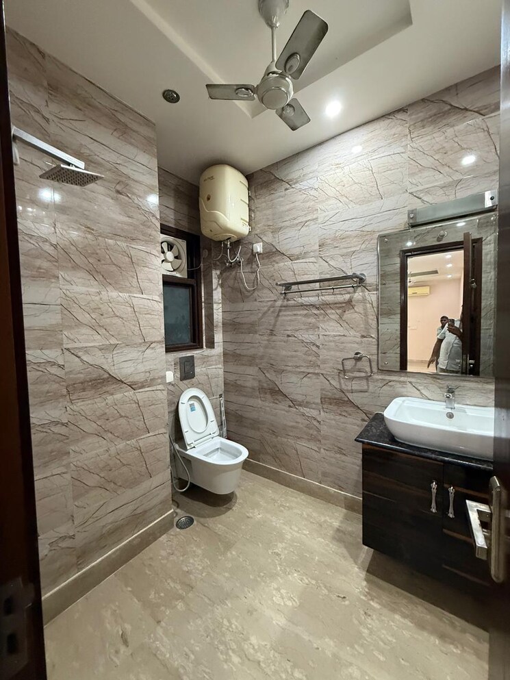 Bathroom, kalkaji 3 Bedroom 1900 Sq.Ft. Builder Floor In Kalkaji Delhi 9387064