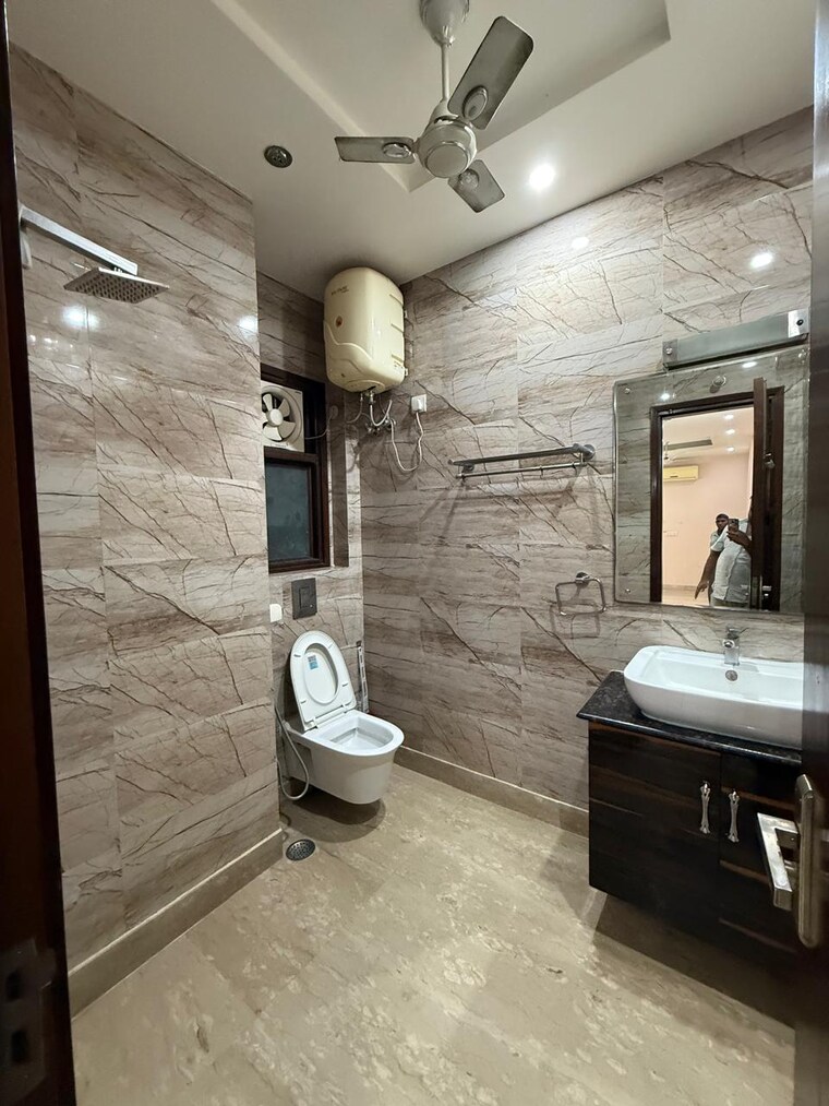 Bathroom, kalkaji 3 Bedroom 1900 Sq.Ft. Builder Floor In Kalkaji Delhi 9387064