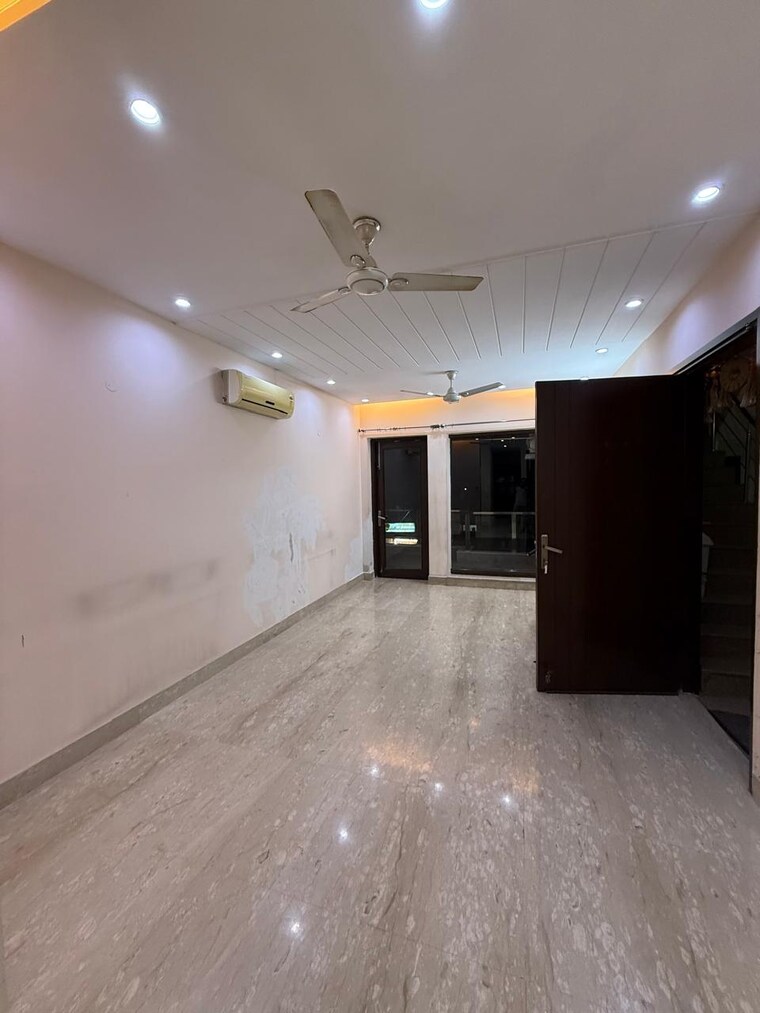 Room, kalkaji 3 Bedroom 1900 Sq.Ft. Builder Floor In Kalkaji Delhi 9387064