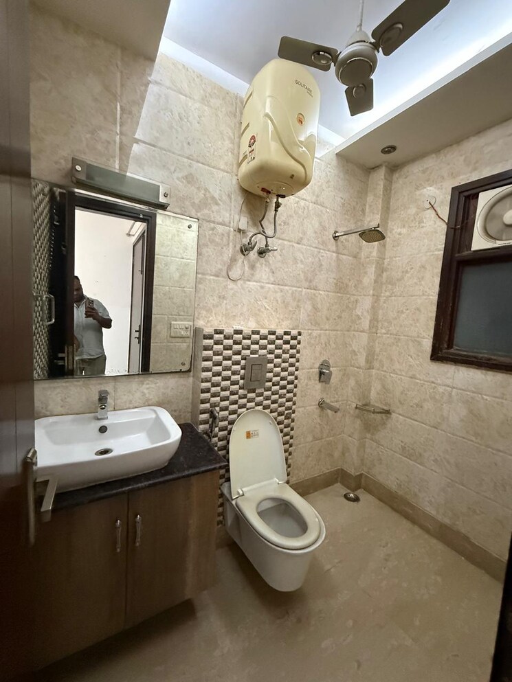 Bathroom, kalkaji 3 Bedroom 1900 Sq.Ft. Builder Floor In Kalkaji Delhi 9387064