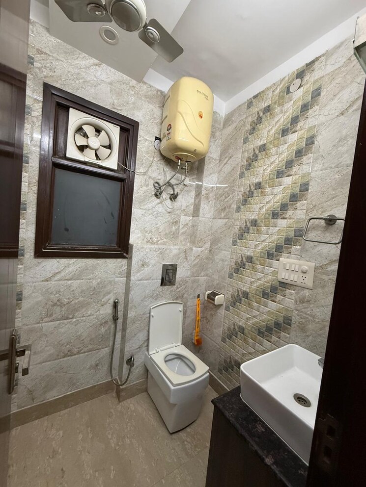 Bathroom, kalkaji 3 Bedroom 1900 Sq.Ft. Builder Floor In Kalkaji Delhi 9387064