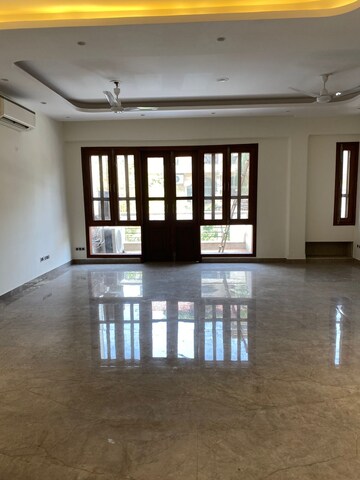 Room in 4 BHK Builder Floor at Kalindi Colony – for Rent