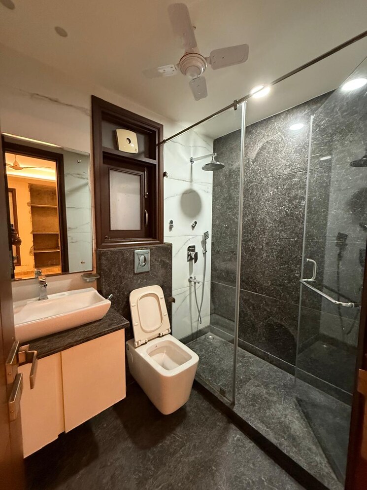 Bathroom, nehru enclave 3 Bedroom 1900 Sq.Ft. Builder Floor In Nehru Enclave Delhi 9387068