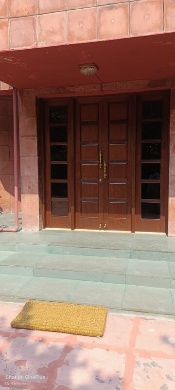 Room in 4 BHK Builder Floor at Hazrat Nizamuddin – for Rent