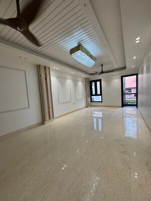 Room in 4 BHK Builder Floor at Jangpura – for Rent