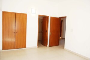 Room in 4 BHK Apartment at Jor Bagh – for Rent